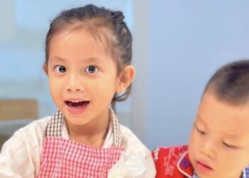 Chẳng cần iPad, điện thoại, Lisa và Leon nhà Hà Hồ ngoan ngoãn đợi mẹ, chi tiết trên bàn ai cũng khen mẹ dạy khéo