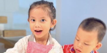 Chẳng cần iPad, điện thoại, Lisa và Leon nhà Hà Hồ ngoan ngoãn đợi mẹ, chi tiết trên bàn ai cũng khen mẹ dạy khéo