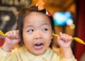 Cha mẹ phải làm gì nếu con tùy tiện nhận xét ngoại hình của ai đó ở nơi công cộng?