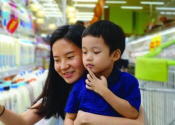 Giúp con bỏ thói vòi vĩnh khi đi mua sắm