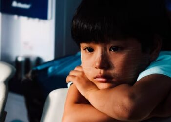 4 tác hại khôn lường của kiểu cha mẹ “trực thăng”: Đừng yêu con sai cách