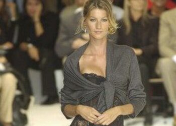 Siêu mẫu có màn catwalk cực slay qua nhóm nguời biểu tình, từng vượt mặt Naomi Campbell và Kate Moss là ai?