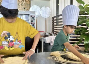 Người lớn hay so sánh con mình với “con nhà người ta”, trẻ con chẳng bao giờ so ba mẹ mình với ba mẹ khác
