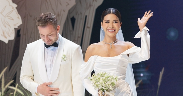 Toàn cảnh đám cưới Minh Tú: 3 bộ trang phục độc đáo, gắn hình ảnh bố lên hoa cưới