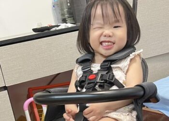 Quên cảnh vừa lỉnh kỉnh hành lý vừa bế con, mẹ bỉm “săn” vali kiêm xe đẩy 2 in 1 du lịch hè này