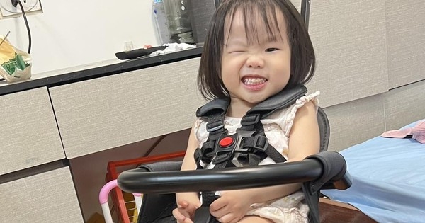 Quên cảnh vừa lỉnh kỉnh hành lý vừa bế con, mẹ bỉm “săn” vali kiêm xe đẩy 2 in 1 du lịch hè này