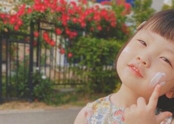 Đây là 4 loại kem chống nắng cực kỳ đáng thử trong mùa hè này, mẹ tha hồ đưa con đi chơi khắp nơi