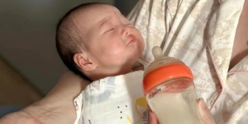 Biểu cảm “chê” sữa của em bé khiến hội mẹ bỉm phì cười, đang bực vì con lười ăn cũng phải mềm lòng