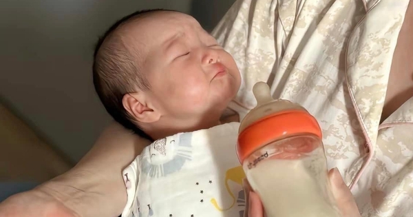 Biểu cảm “chê” sữa của em bé khiến hội mẹ bỉm phì cười, đang bực vì con lười ăn cũng phải mềm lòng