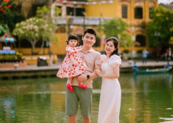 Khoảnh khắc ngọt ngào của gia đình nhỏ tại Hội An, tiết lộ bí kíp có loạt ảnh đẹp như mơ cùng em bé