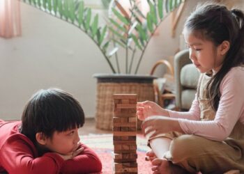 Trong gia đình có 2 con, sự thiên vị của cha mẹ ẩn chứa trong 3 hành vi vô thức này mà họ không biết