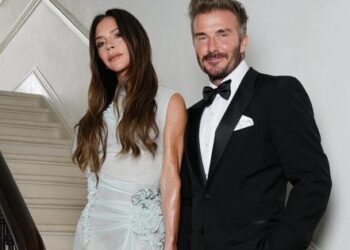 Victoria Beckham diện váy xuyên thấu, chống nạng ở sinh nhật 50 tuổi