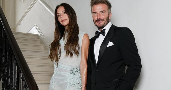 Victoria Beckham diện váy xuyên thấu, chống nạng ở sinh nhật 50 tuổi