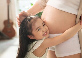 “Mẹ ơi, em bé đến từ đâu”: Phải trả lời như thế nào để 2 bên không rơi vào cảnh xấu hổ?