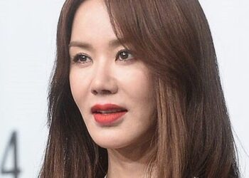 Chị đại xứ Hàn 54 tuổi vẫn giữ được làn da trẻ trung, hóa ra là nhờ 1 bảo bối giống Jang Nara