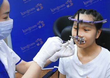 ‘Vương miện sắt’ giúp cô gái 19 tuổi khắc phục dị tật