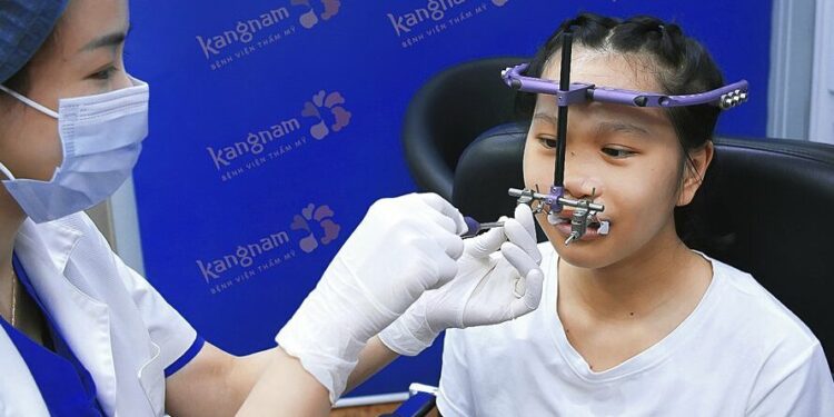‘Vương miện sắt’ giúp cô gái 19 tuổi khắc phục dị tật