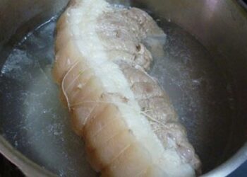 Nhiều người luộc thịt thường buộc chặt một sợi chỉ bên ngoài miếng thịt, mục đích thật sự là gì?