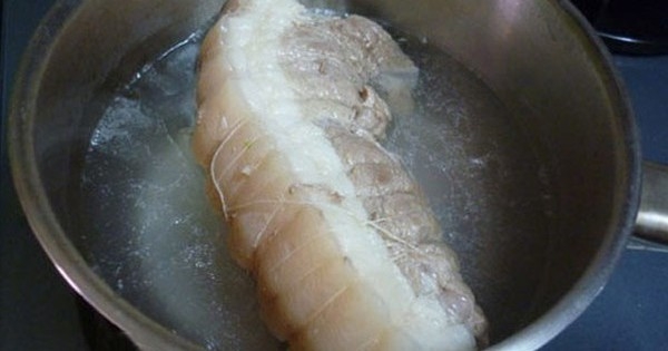 Nhiều người luộc thịt thường buộc chặt một sợi chỉ bên ngoài miếng thịt, mục đích thật sự là gì?