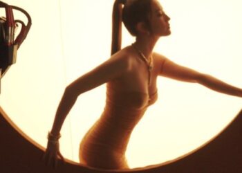 31 giây hậu trường của Lưu Diệc Phi khiến MXH dậy sóng: Body thon bất ngờ, cân đẹp váy bó sát!