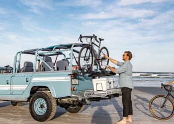 Chiếc Land Rover Defender này dễ hút khách đi chơi biển: Như nhà nghỉ di động, nhiều đồ chơi để ‘quẩy’, giá quy đổi 6,3 tỷ