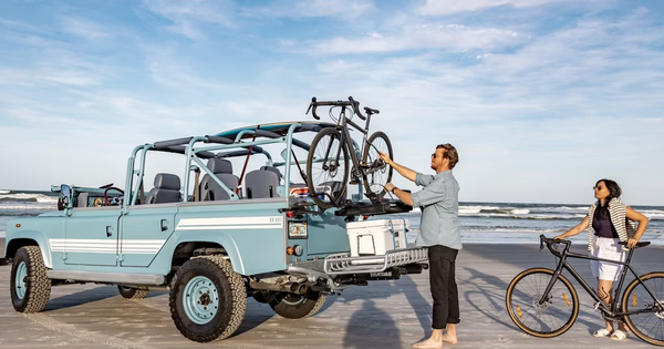 Chiếc Land Rover Defender này dễ hút khách đi chơi biển: Như nhà nghỉ di động, nhiều đồ chơi để ‘quẩy’, giá quy đổi 6,3 tỷ