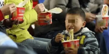 Con ăn mì tôm trên tàu bị hành khách xúm vào mắng nhiếc, ông bố hỏi lại một câu khiến tất cả im bặt