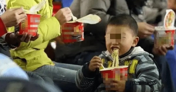 Con ăn mì tôm trên tàu bị hành khách xúm vào mắng nhiếc, ông bố hỏi lại một câu khiến tất cả im bặt