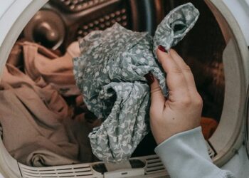 Mắc một sai lầm khi dùng máy giặt, người dùng than thở phơi quần áo mãi mà không khô
