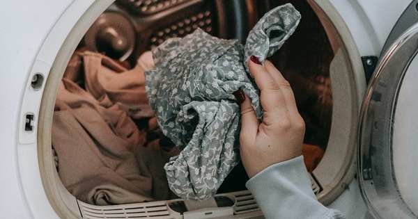 Mắc một sai lầm khi dùng máy giặt, người dùng than thở phơi quần áo mãi mà không khô