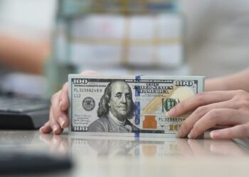 Sáng 19/4, giá USD ngân hàng tiếp tục tăng mạnh lên kịch trần, gần 25.500 đồng