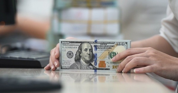 Sáng 19/4, giá USD ngân hàng tiếp tục tăng mạnh lên kịch trần, gần 25.500 đồng