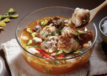 Ngày hè nóng nực mà đãi cả nhà món canh gà kiểu Thái chua chua cay cay thì ngon đúng bài