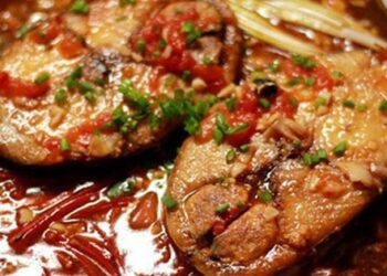 Cách làm cá kho cà chua thơm ngon đậm đà cho bữa cơm gia đình