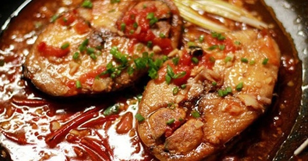Cách làm cá kho cà chua thơm ngon đậm đà cho bữa cơm gia đình