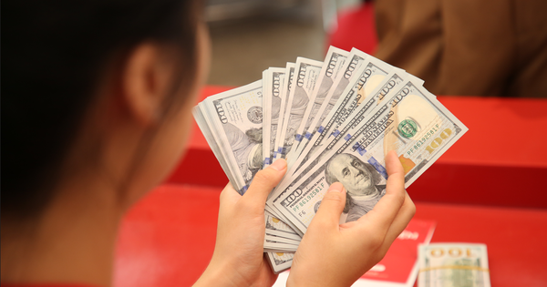 Giá USD tự do, USD ngân hàng đồng loạt tăng mạnh
