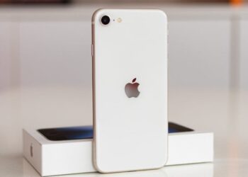 Apple cần iPhone 250 USD để tăng doanh số, nhưng không muốn tạo ra “sản phẩm rẻ tiền, tệ hại” đi ngược triết lý của Steve Jobs
