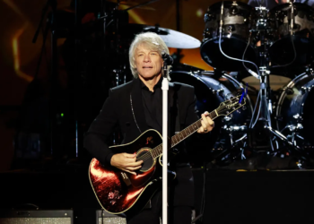 Bí quyết giúp rocker Bon Jovi biểu diễn khỏe khoắn ở tuổi 62