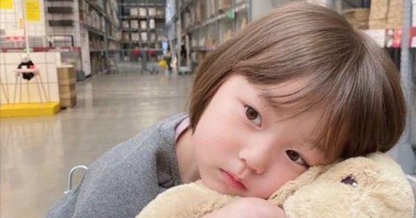 Mẹ bỉm hoảng hốt hỏi dân mạng: “Con mình hiểu mọi thứ nhưng không chịu nói chuyện”, nghe lý do liền bình tĩnh lại ngay
