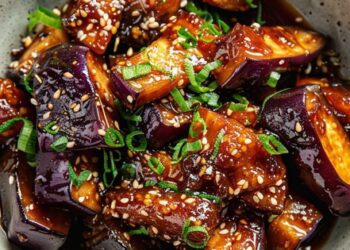 Loại quả là “kho anthocyanin”, giúp làm chậm quá trình lão hóa, mang sốt chua ngọt cực kỳ hao cơm