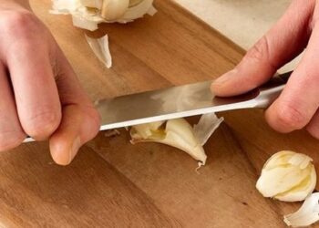 Bật mí tuyệt chiêu bóc vỏ tỏi nhanh như chớp mà không dây mùi