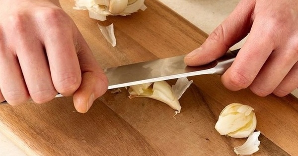 Bật mí tuyệt chiêu bóc vỏ tỏi nhanh như chớp mà không dây mùi