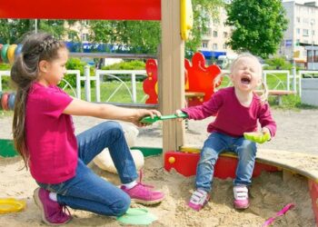 Cách giúp con giải quyết xung đột với bạn bè