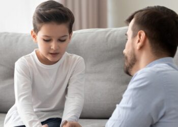 Bị bạn đánh, trẻ nên phản kháng hay ‘mách’ người lớn?