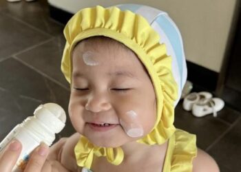 Salim đưa “ngoan xinh yêu” đi bơi, tấu hài nhưng không quên thoa kem chống nắng, loại được dự đoán là hot hit hè này