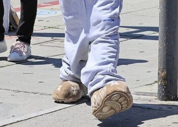 Justin Bieber đi đôi giày bông giá 3.600 USD