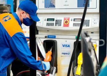 Giá xăng tăng cao nhất hơn 400 đồng/lít