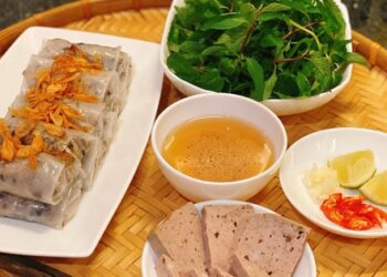 Theo trend làm bánh cuốn siêu tốc, bằng vỏ bánh tráng