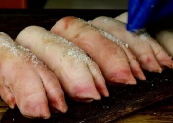 Bí quyết xử lý chân giò thơm ngon, đẹp mắt