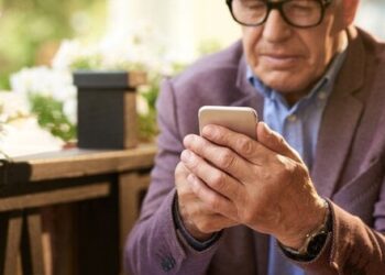 Những thiết lập iPhone căn bản giúp người lớn tuổi dễ sử dụng